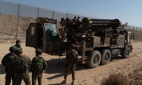 Hamasi kërkon armëpushim, Izraeli e refuzon, përgatitet të futet në Gaza me këmbësori
