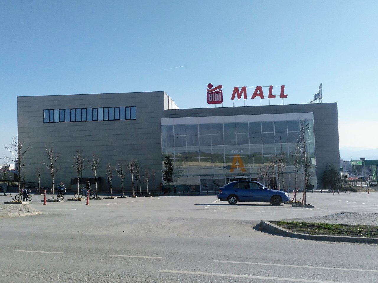 Rrahje brutale në “Albi Mall” sigurimi bën për spital një person