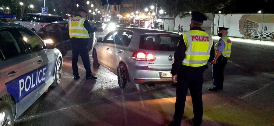 Policia edhe sonte në terren, monitoron respektimin e masave