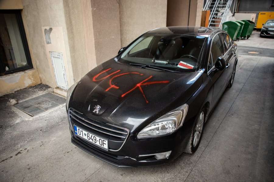 PSD-ja ia shkruan Gërvallës në veturë “UÇK”