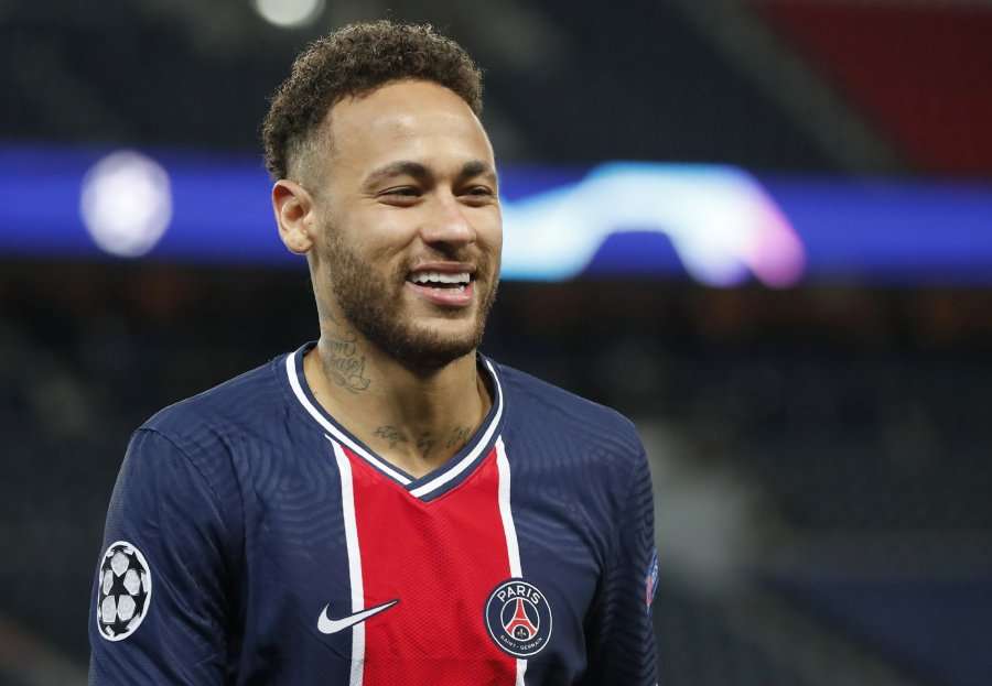 Neymari rinovon kontratën me Parisin