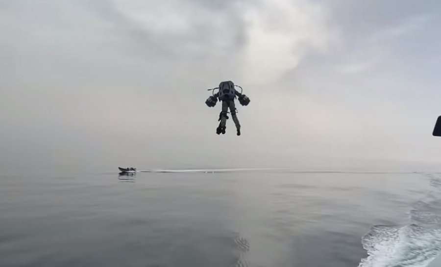 Marinsat britanikë testojnë kostumet fluturuese mbi det