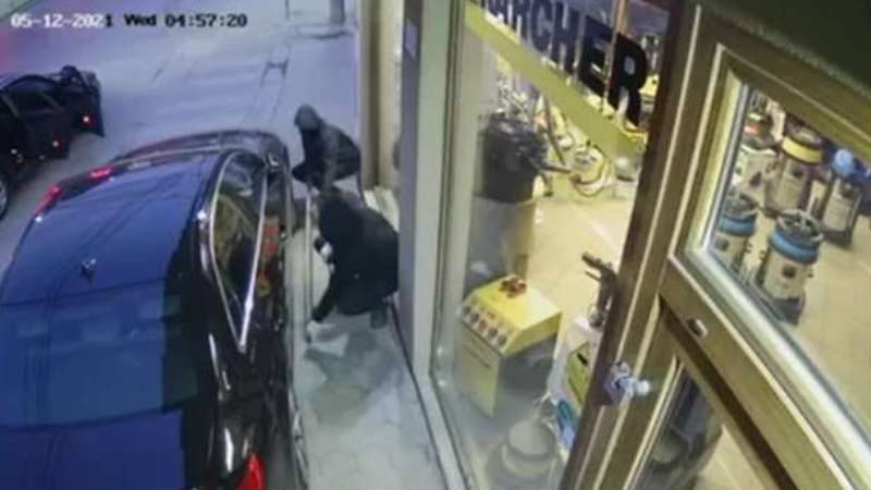 Dy persona të maskuar vjedhin pjesë nga një Audi në Prishtinë