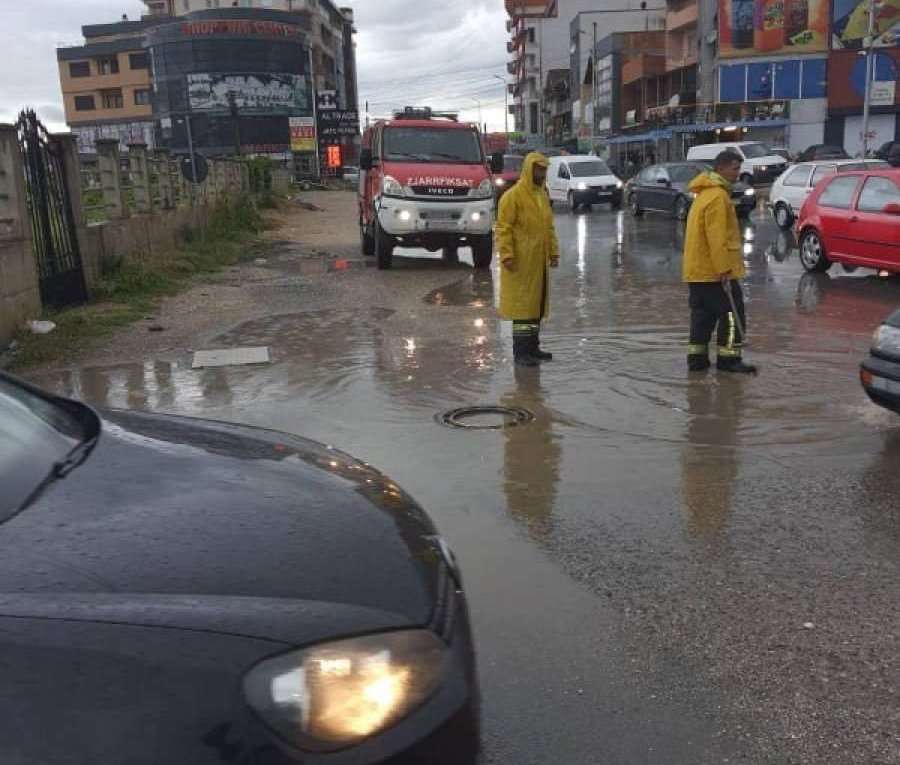Zhbllokohet rruga Drenas-Komoran nga ekipet emergjente