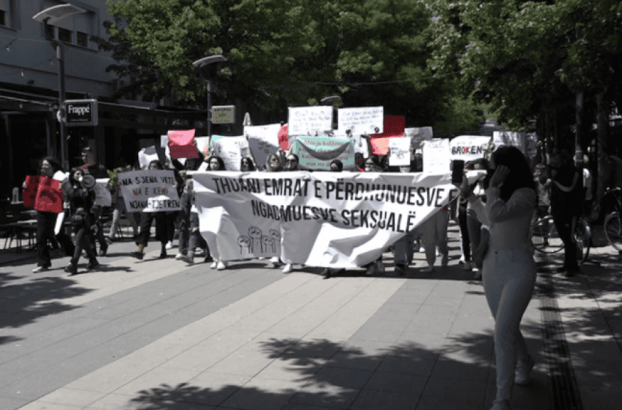 Protestë në Mitrovicë: Thoni emrat e përdhunuesve dhe ngacmuesve seksualë