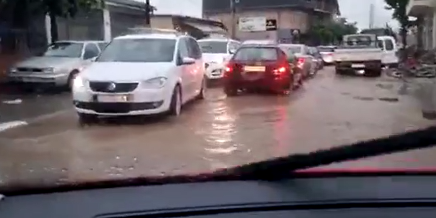 Vërshohen rrugët në Prishtinë nga shiu