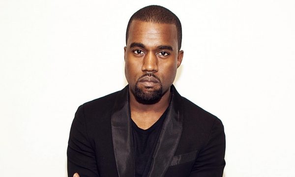 Kanye West shfaqet në publik në mënyrë të çuditshme