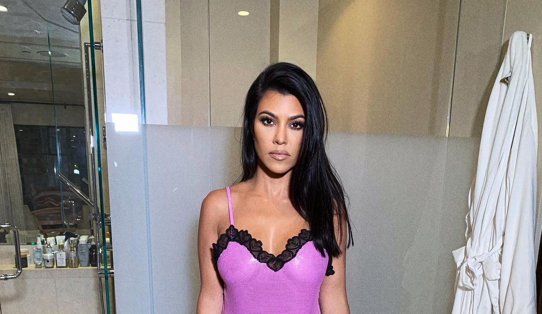 Kourtney Kardashian poston një seri fotografish e veshur me ngjyrën rozë