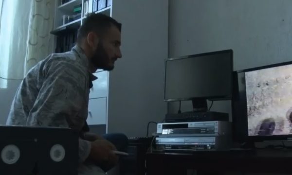 Dëshmitë e gjenocidit, i riu nga Drenasi ka grumbulluar mbi dy mijë kaseta të krimeve serbe