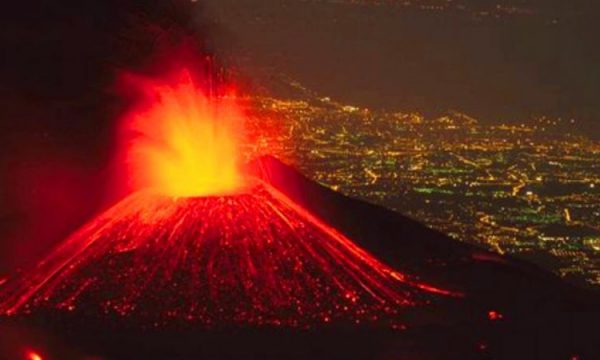 Tre shpërthime të vullkanit Etna në 15 orë: Shatërvanë llave e shtëllungë hiri 6.5 km
