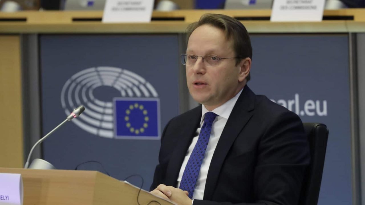 Komisionari Evropian për zgjerim viziton këtë javë Kosovën