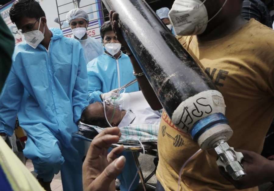 India regjistron numër rekord të vdekjeve, familjet grinden për oksigjenë nëpër spitale