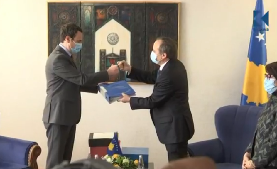 Hoti publikon listën e të gjitha dokumenteve që ia dorëzoi Kurtit