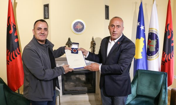 Haradinaj e nderon me medalje zyrtarin e Vetëvendosjes që po del kundër Qeverisë Kurti