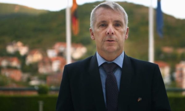 Ambasadori gjerman e lavdëron Kurtin për vendimet e fundit