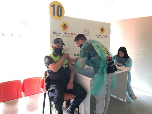 Policia në Shqipëri marrin edhe vaksinën e dytë, derisa te ne ende as të parën