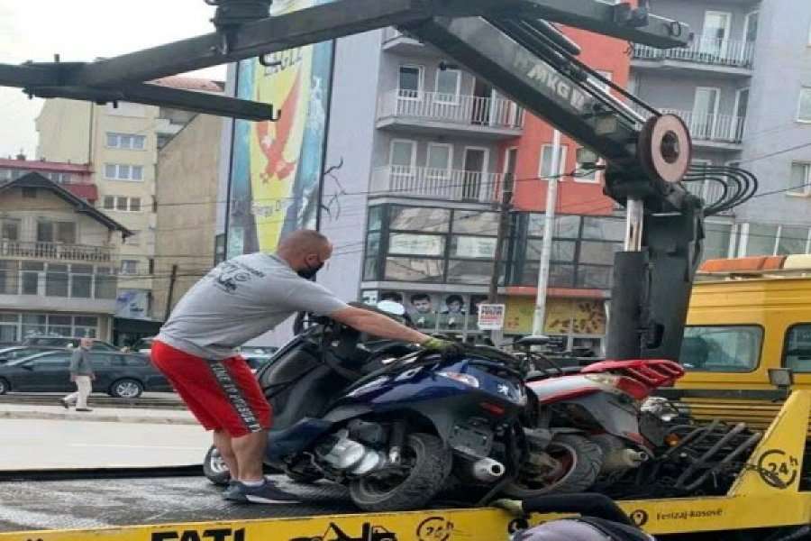 Policia në Ferizaj në aksion për konfiskimin e skuterëve
