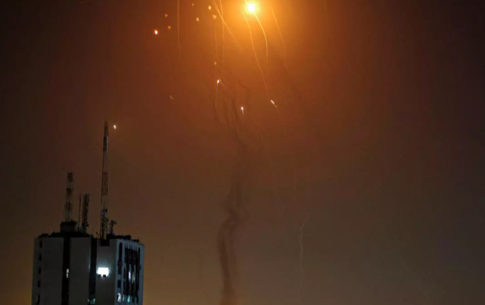 Hamasi thotë se lëshoi 130 raketa drejt Tel Avivit