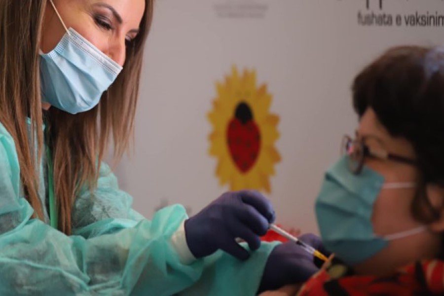 U vaksinuan në Shqipëri, MSH-ja tregon a do ta marrin mjekët dozën e dytë të vaksinës në Kosovë