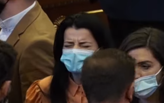 U duk se po qan, por çfarë ndodhi me Vasfije Krasniqin në Kuvend