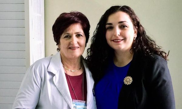 Osmani e uron nënën e saj për një ditë të veçantë