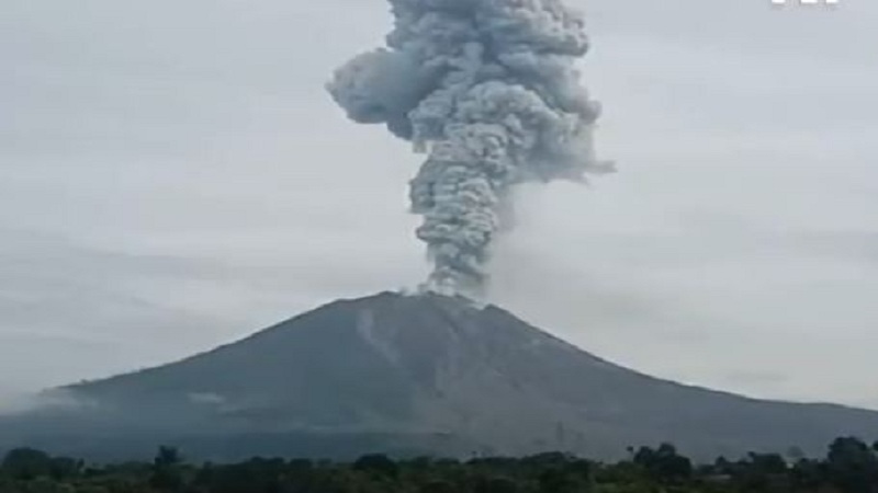 Pamjet e shpërthimit të vullkanit në Sumatra, urdhërohet evakuimi i njerëzve (Video)