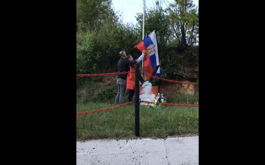 Vendosja e flamurit serb te lapidari i Fatmir Ibishit, Kamberi: Ky akt rrezikon paqen dhe stabilitetin
