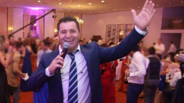 Afrim Muçiqi tregon se si do të vallëzojnë dasmorët, plas e qeshura në studio