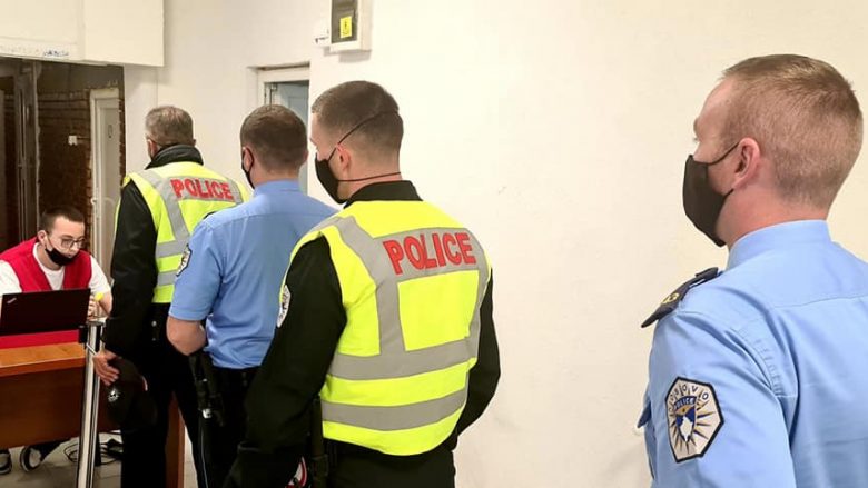 Nis vaksinimi i zyrtarëve policorë në Prishtinë