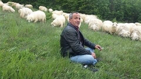 Familjari i 52 vjeçarit që u godit nga rrufeja thotë se ai ishte me bagëti në një fushë