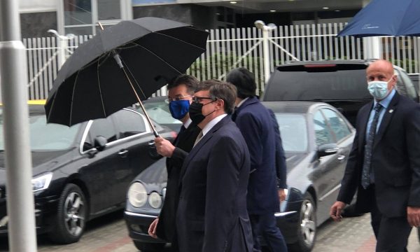 Mesazhi për dialogun – Palmer dhe Lajçak pas takimeve me liderët dalin në konferencë për media