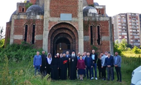 Ministri Çeku: Kisha Ortodokse Serbe performoi liturgji politike që është shkelje e ligjit