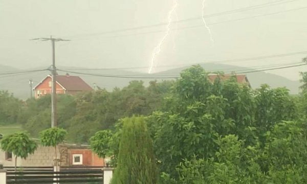 Momenti i rrufesë sot në Tërstenik të Drenasit
