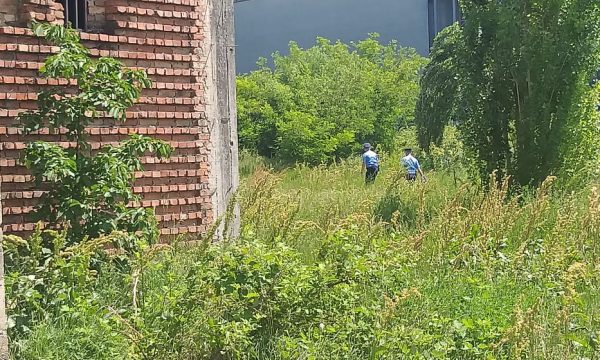 Policia del afër Kishës në oborrin e UP-së ku më parë u mbajt liturgjia