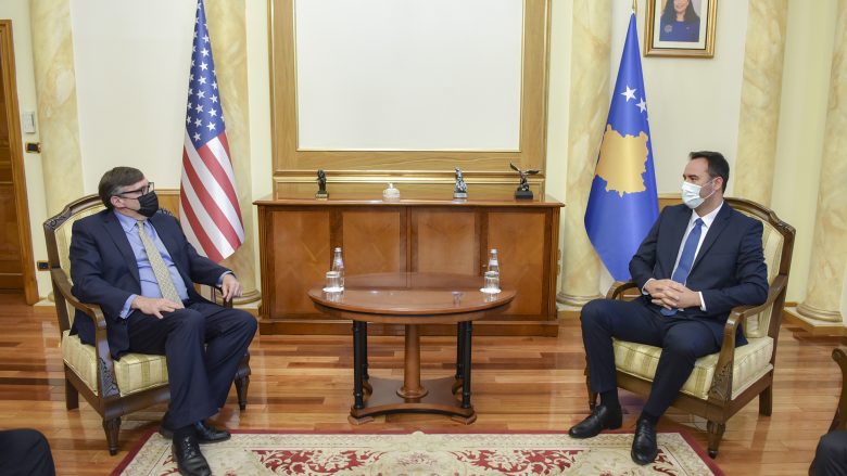 Palmer vazhdon qëndrimin në Kosovë, takohet me Konjufcën