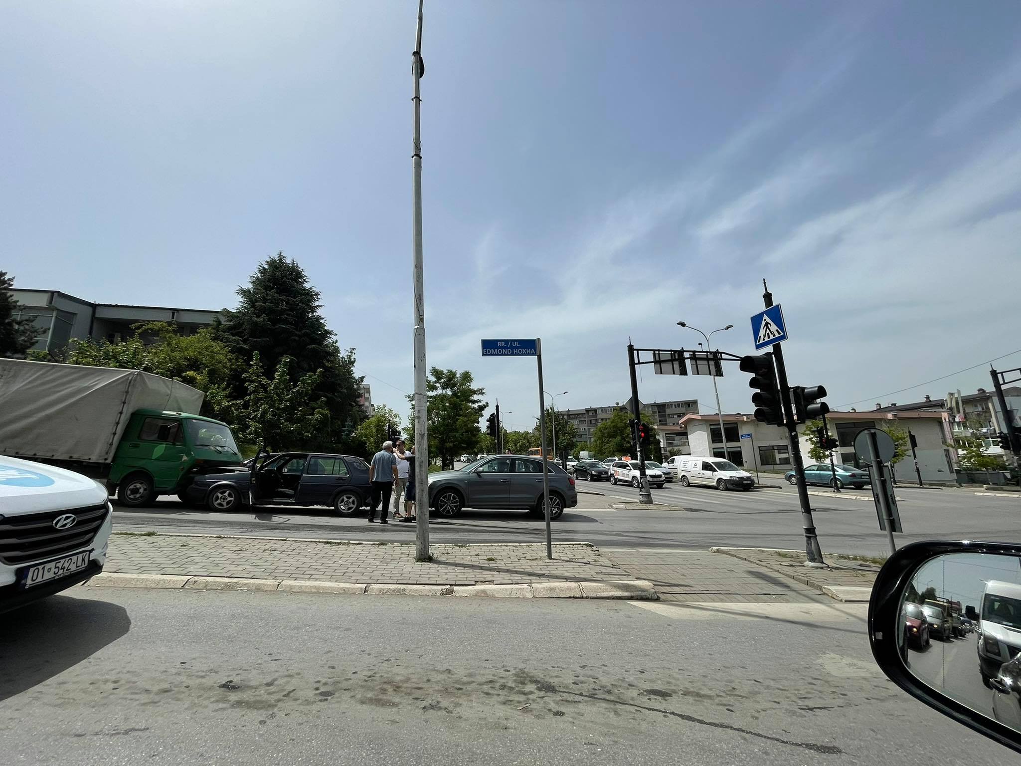 Dy të lënduar si pasojë e një aksidenti mes pesë automjeteve