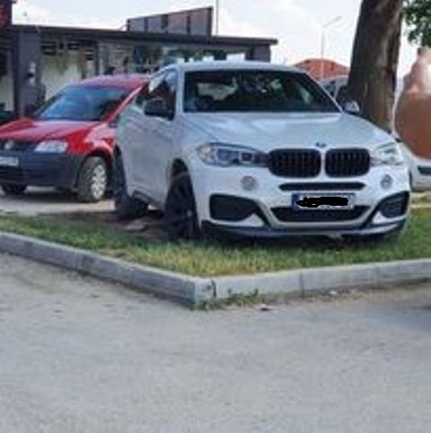 Podujevë: Qytetari parkon veturën në hapësira të gjelbra