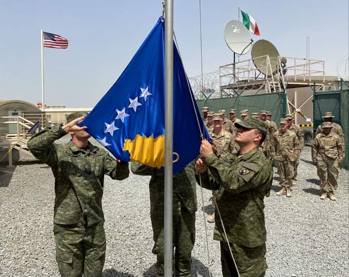 Flamuri i Kosovës ngrihet për herë të parë në misionin paqëruajtës të FSK-së në Kuvajt