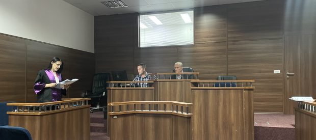 Deklarohen të pafajshëm të akuzuarit për vjedhje të 2,900 eurove nga një veturë në parkingun e mobilierisë “Pallma”