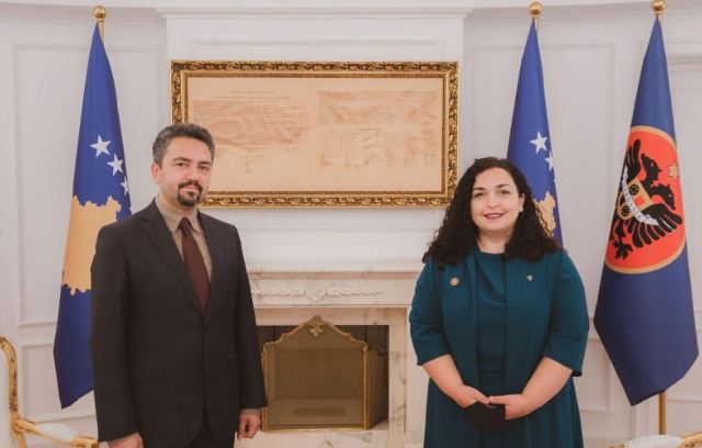 Vjosa Osmani emëron Kreshnik Radoniqin, kryesues të ri të KQZ-së