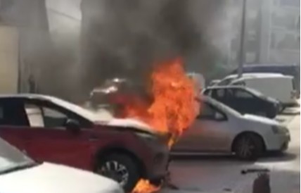 Digjet një veturë në hyrje të Prishtinës