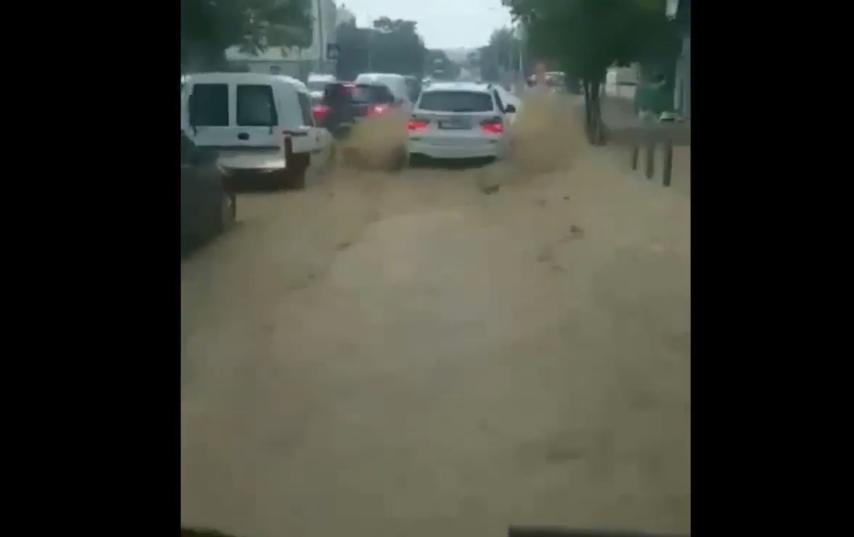 Prishtina bëhet me “lumë” pas reshjeve të dendura të shiut