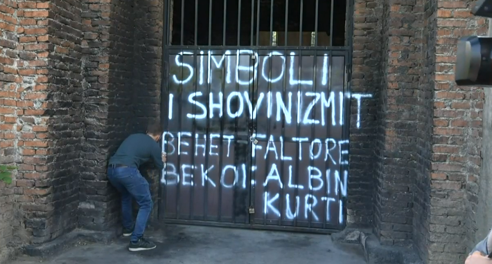 “Simboli i shovinizmit bëhet faltore, bekoi Albin Kurti” – PSD-ja aksion te kisha në kampusin e UP-së