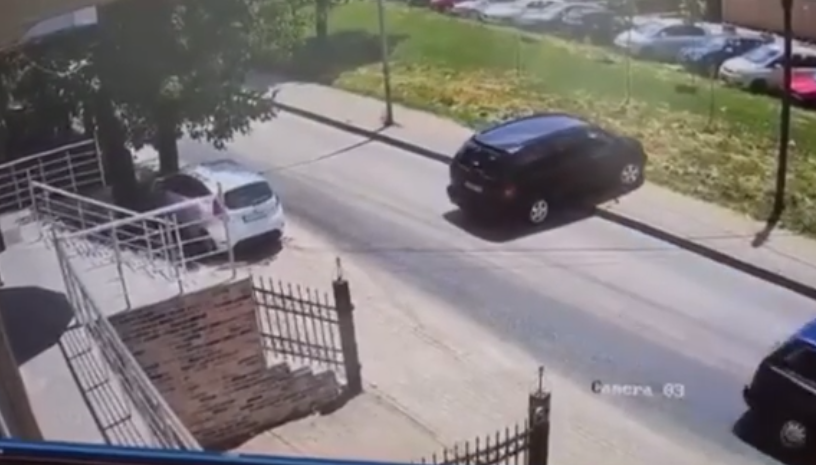 Kompania në Prishtinë derdh vaj motori në rrugë, veturat aksidentohen sikurse në akull