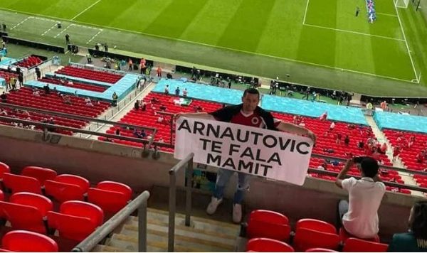 Tifozi shqiptar në Wembley: Arnautovic të fala mamit