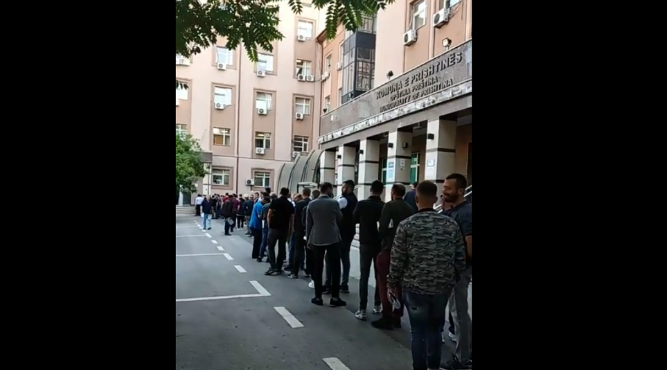 Radhë të gjata para komunës së Prishtinës