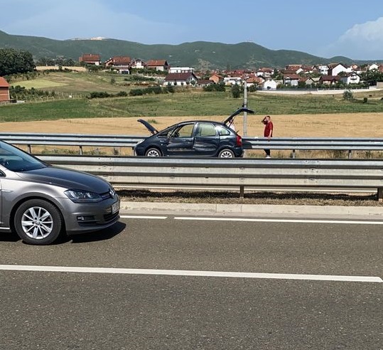 Policia flet për aksidentin në autostradën “Ibrahim Rugova”, një person ka kërkuar ndihmë mjekësore