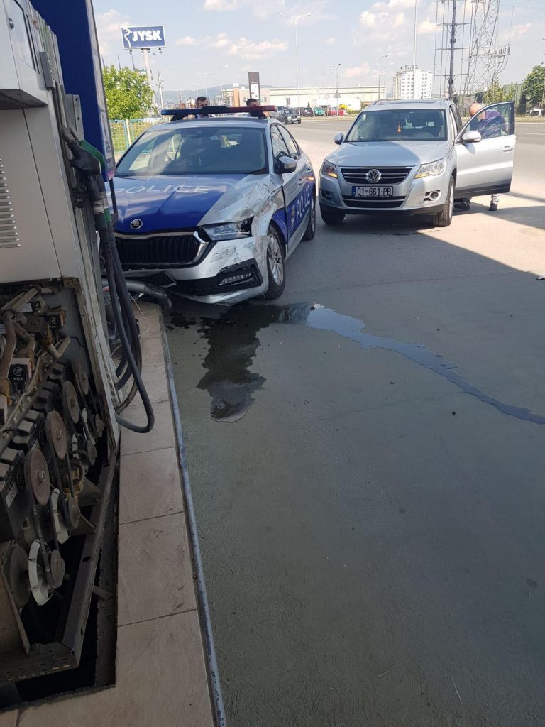 Vetura e policisë futet në një pikë karburanti në Fushë Kosovë
