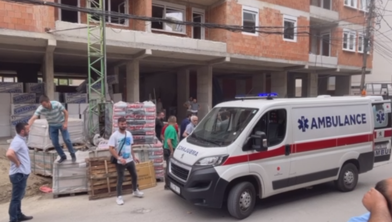 Policia jep detaje për punëtorin që ra nga ndërtesa në Mitrovicë