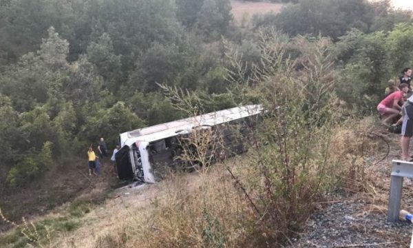 Del nga rruga autobusi me targa të Shqipërisë